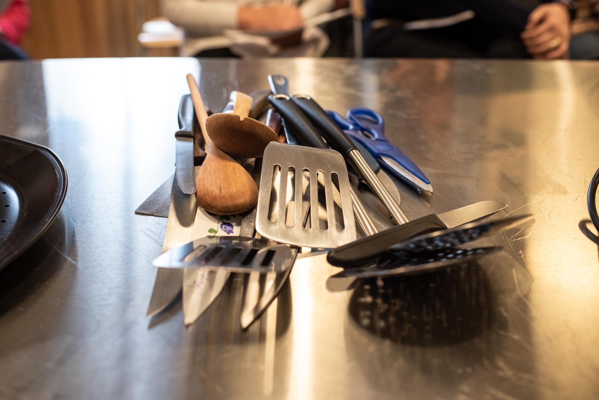 Studio culinario con attrezzatura tecnica e superficie di lavoro