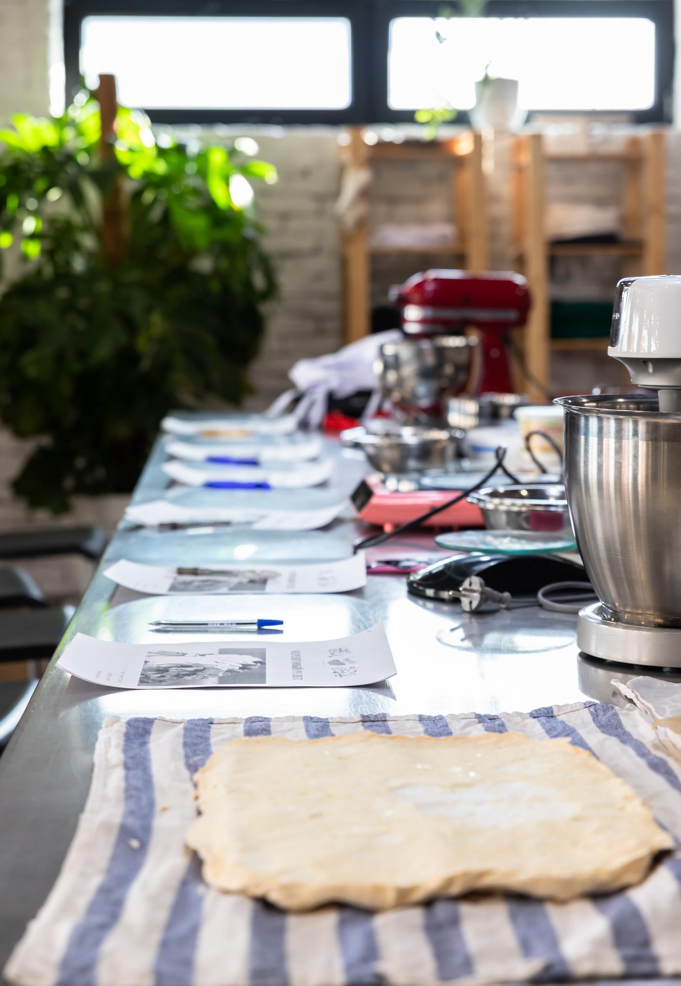 Spazio workshop con tavolo e attrezzature per cucina didattica