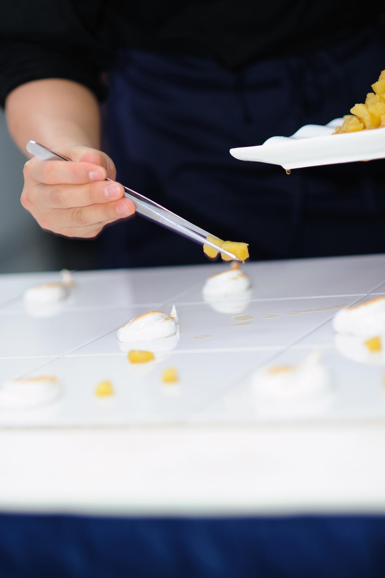 Chef che lavora su un piatto tecnico con strumenti moderni